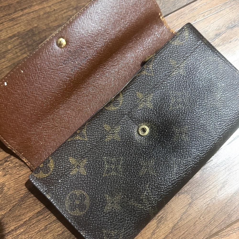 AUTHENTIC Louis Vuitton wallet. Monogram pattern. - Picture 7 of 12